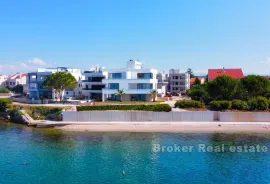 Troetažni apartman prvi red do mora, Zadar, بيت