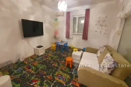 Atraktivna apartmanska kuća s pogledom na more, Split, بيت