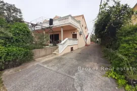 Apartmanska kuća, Murter, Famiglia