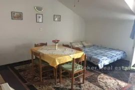 Apartmanska kuća, Murter, Famiglia