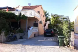 Apartmanska kuća, Murter, Famiglia