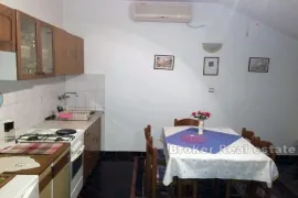 Apartmanska kuća, Murter, Famiglia