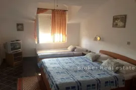 Apartmanska kuća, Murter, Famiglia