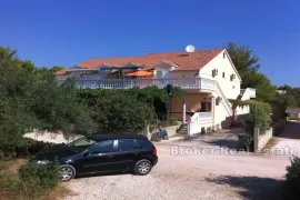 Apartmanska kuća, Murter, Famiglia