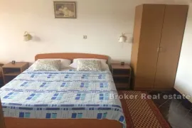 Apartmanska kuća, Murter, Famiglia