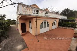 Apartmanska kuća, Murter, Famiglia