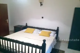 Apartmanska kuća, Murter, Famiglia