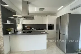 Apartmanska kuća s pogledom na more, Split, Σπίτι