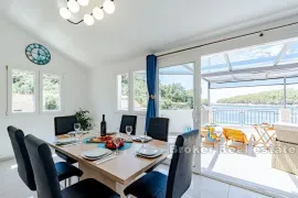 Apartmanska kuća prvi red do mora, Korčula, Дом