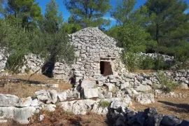 Poljoprivredno zemljište sa kamenom ruševinom, Hvar, Maison