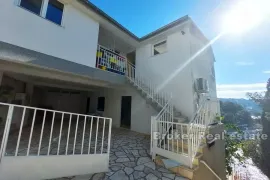 Apartmanska kuća u prvom redu do mora, Primošten, House