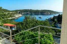 Samostojeća kuća s predivnim pogledom na uvalu, na prodaju, Vis, Maison