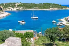 Samostojeća kuća s predivnim pogledom na uvalu, na prodaju, Vis, Maison