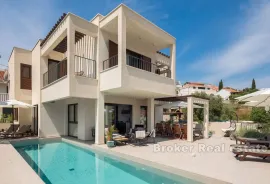 Vila s bazenom blizu mora, Trogir, Ev