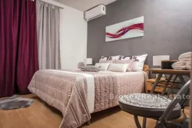 Apartmanska kuća sa dodatnim građevinskim zemljištem, Makarska, Maison