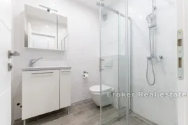 Trosoban stan s privatnim bazenom, Rogoznica, Apartamento