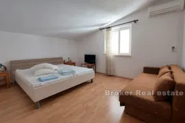 Apartmanska kuća u prvom redu do mora, Hvar, Дом