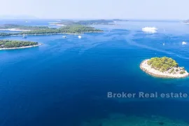 Dvoetažna kuća uz more, Hvar, Kuća