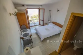 Apartmanska kuća s otvorenim pogledom na more, Omiš, Famiglia