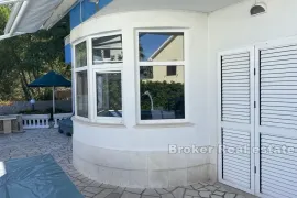 Apartmanska kuća s bazenom, drugi red od mora, Trogir, Casa