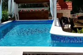 Apartmanska kuća s bazenom, drugi red od mora, Trogir, Casa