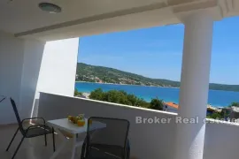 Apartmanska kuća s pogledom na more, na prodaju, Rogoznica, Famiglia