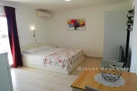 Apartmanska kuća s pogledom na more, na prodaju, Rogoznica, Famiglia