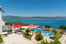 Kuća prvi red do mora, Trogir, Casa