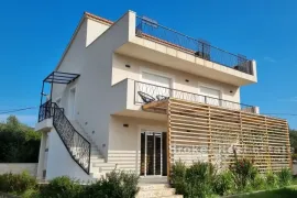 Moderno uređena kuća s pogledom na more, Trogir - Okolica, Casa