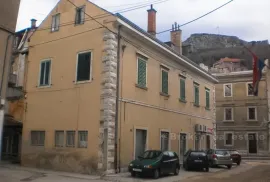 Velika kuća na 500 m2, na prodaju, Knin, Famiglia