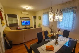 Žnjan - Dvoetažni kompletno namješten stan, Split, Apartamento