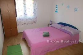 Apartmanska kuća s pogledom na more, Trogir, Famiglia