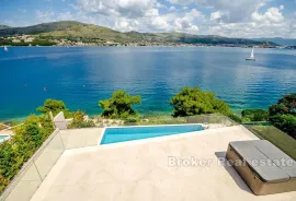 Novoizgrađena vila uz more s bazenom, Trogir, بيت