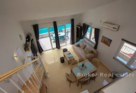 Apartmanska kuća prvi red do mora, Hvar, Σπίτι