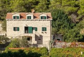 Kamena kuća s bazenom, Šolta, House