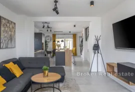 Moderna kuća s dva apartmana nedaleko od mora, Zadar, Casa