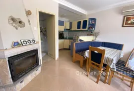 Apartmanska kuća s ugostiteljskim objektom, prvi red uz more, Zadar, Σπίτι