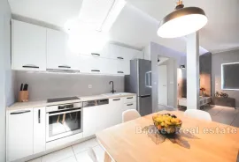 Vila sa prekrasnim vrtom i bazenom u blizini centra, Zadar, House