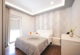 Vila sa prekrasnim vrtom i bazenom u blizini centra, Zadar, House