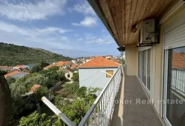 Apartmanska kuća na mirnoj lokaciji, Rogoznica, Kuća