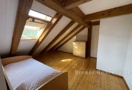 Apartmanska kuća na mirnoj lokaciji, Rogoznica, Kuća