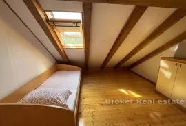 Apartmanska kuća na mirnoj lokaciji, Rogoznica, Kuća