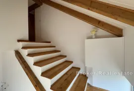 Apartmanska kuća na mirnoj lokaciji, Rogoznica, Kuća