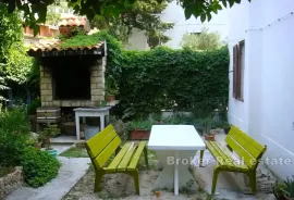 Apartmanska kuća u prvom redu do mora, Omiš, House