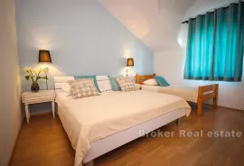 Apartmanska kuća u prvom redu do mora, Omiš, House