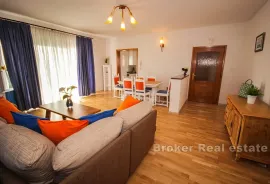 Apartmanska kuća u prvom redu do mora, Omiš, House