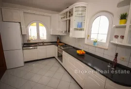 Apartmanska kuća u prvom redu do mora, Omiš, House