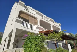 Apartmanska kuća u prvom redu do mora, Omiš, House