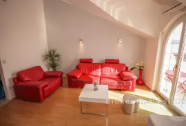 Apartmanska kuća u prvom redu do mora, Omiš, House