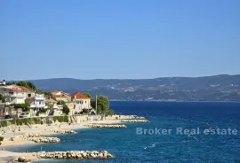 Apartmanska kuća u prvom redu do mora, Omiš, House